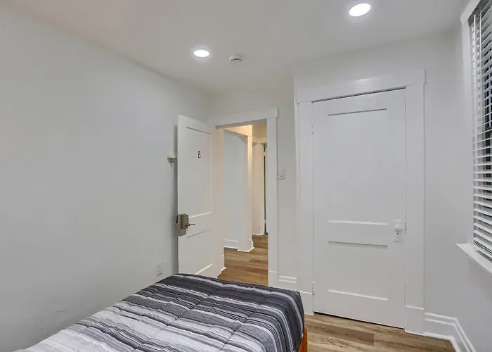 Privatunterkunft Dormont, Potomac 2b Cozy And Modern Private Bedroom With Shared Bathroom