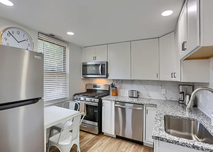 Dormont, Potomac 2b Cozy And Modern Private Bedroom With Shared Bathroom Pittsburgh