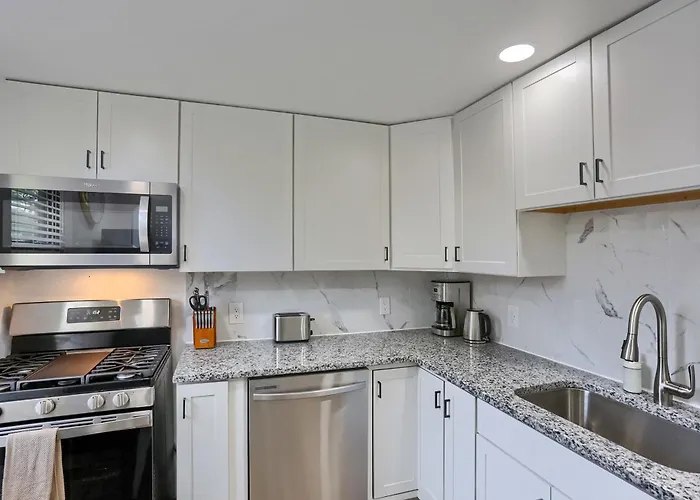 Privatunterkunft Dormont, Potomac 2b Cozy And Modern Private Bedroom With Shared Bathroom *