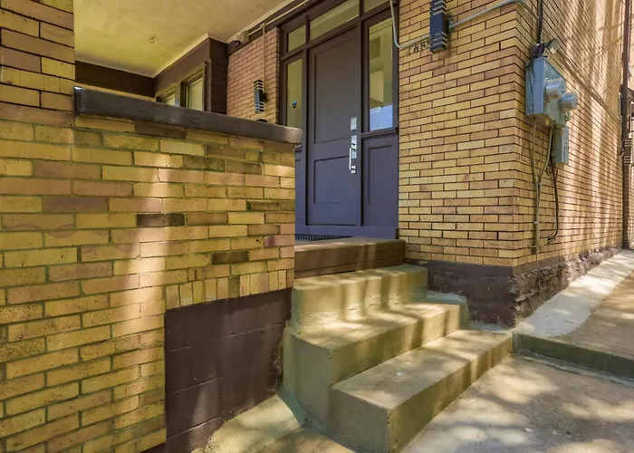 Privatunterkunft Dormont, Potomac 2b Cozy And Modern Private Bedroom With Shared Bathroom